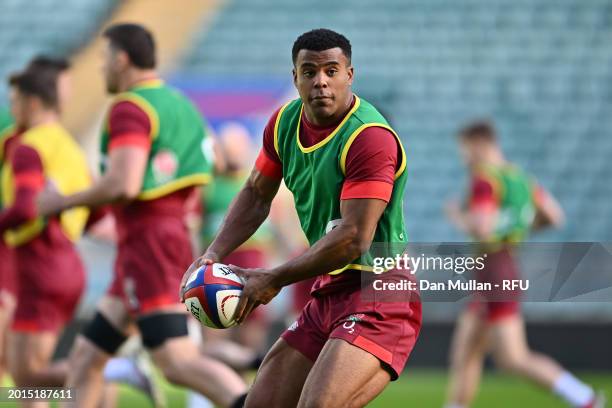 Immanuel Feyi-Waboso of England lines up a pass during a training session at Twickenham Stadium on February 16, 2024 in London, England.