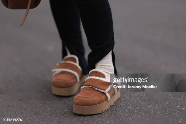 Elise Rozay seen wearing Zara black split leggings pants, Hernameis beige wool knit socks, Polène Paris brown leather Cyme shopper bag and Nubikk...