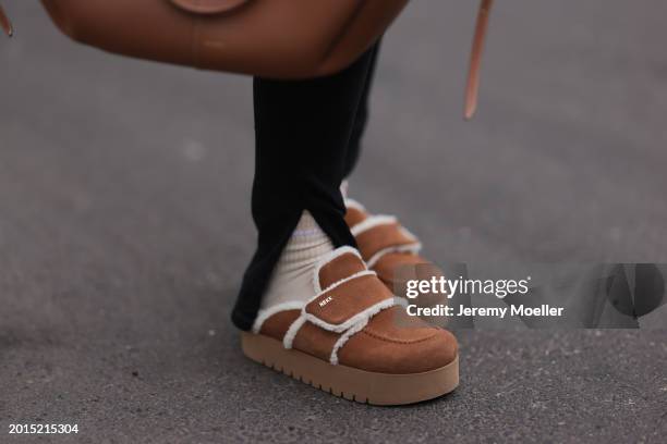 Elise Rozay seen wearing Zara black split leggings pants, Hernameis beige wool knit socks, Polène Paris brown leather Cyme shopper bag and Nubikk...