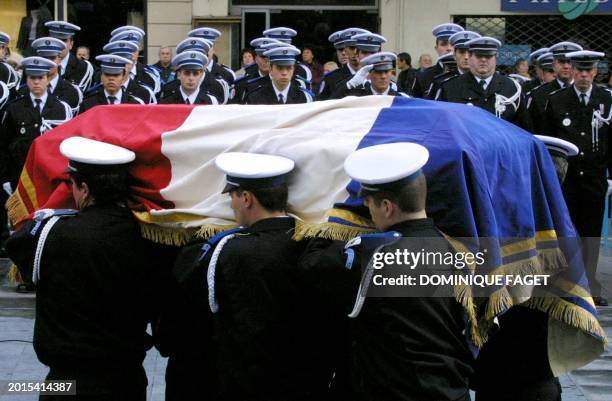 Des policiers en uniforme portent, le 25 janvier 2001 à Béziers, le cerceuil de leur collègue Olivier Recasens, tué le 20 janvier 2001 par un...