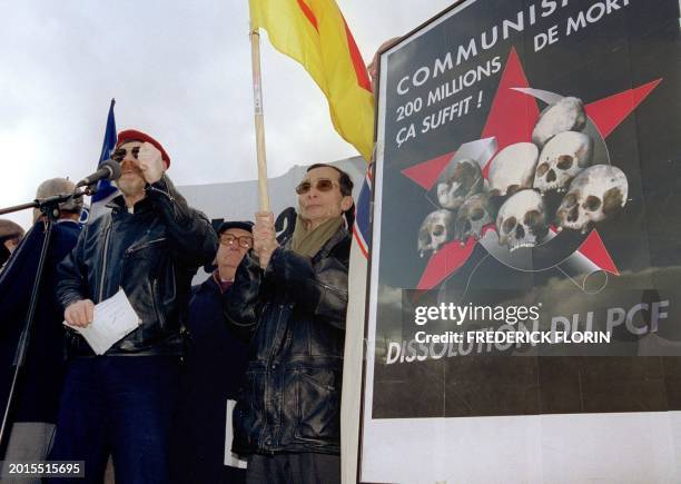 Des anciens combattants hostiles au Parti Communiste participent à la manifestation qui a rassemblé près de cinq cents personnes, le 27 janvier 2001...