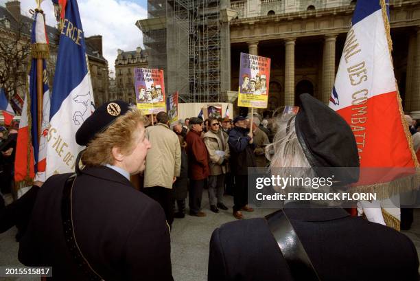 Des femmes anciens combattants participent à la manifestation qui a rassemblé près de cinq cents personnes, le 27 janvier 2001 place Saint-Sulpice à...