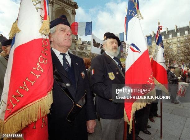 Des anciens combattants participent à la manifestation qui a rassemblé près de cinq cents personnes, le 27 janvier 2001 place Saint-Sulpice à Paris,...