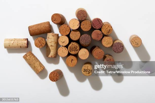 overhead view of various wine corks - weinkorken stock-fotos und bilder