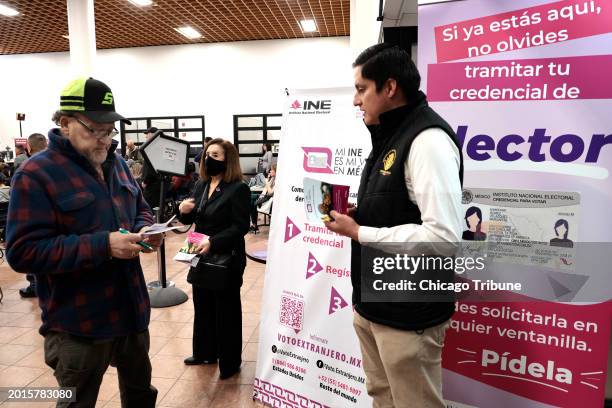 Luis Cedeno, right, with the Community Affairs Department at the Consulate General of Mexico in Chicago, provides information on Feb. 13 to Chicago...