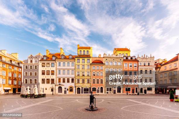 old town market square (rynek starego miasta) in the morning, warsaw, poland - marktplein stockfoto's en -beelden
