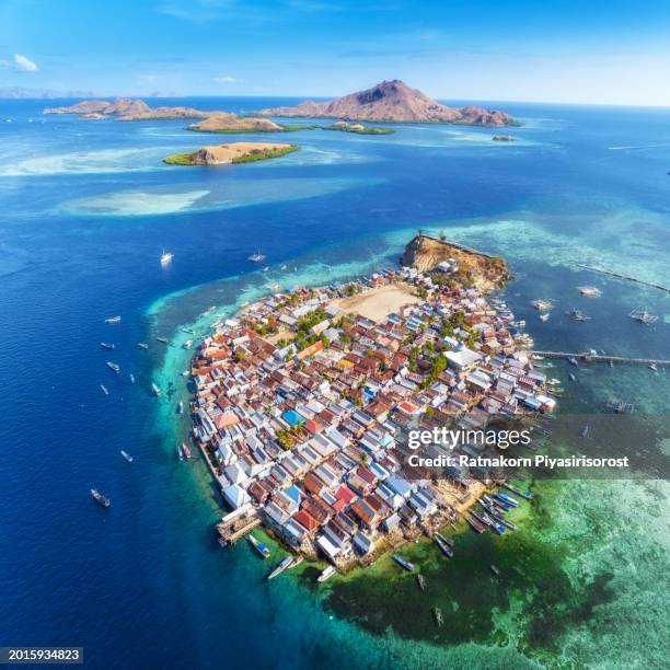 aerial drone of pasir putih island, the village in middle of flores sea in komodo, kabupaten manggarai barat, nusa tenggara, indonesia - east nusa tenggara fotografías e imágenes de stock