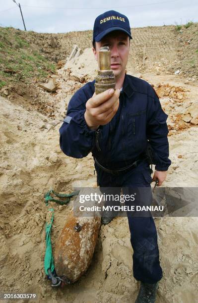 Mine-clearing expert shows a detonator of a 250-kilo british bomb dating from World War II after its disarming, 11 July 2006 in Le Havre, western...