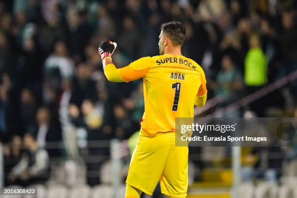 Goalkeeper Antonio Adán of Sporting celebrates his team goal's during the Liga Portugal Betclic match between Moreirense FC and Sporting CP at Parque...