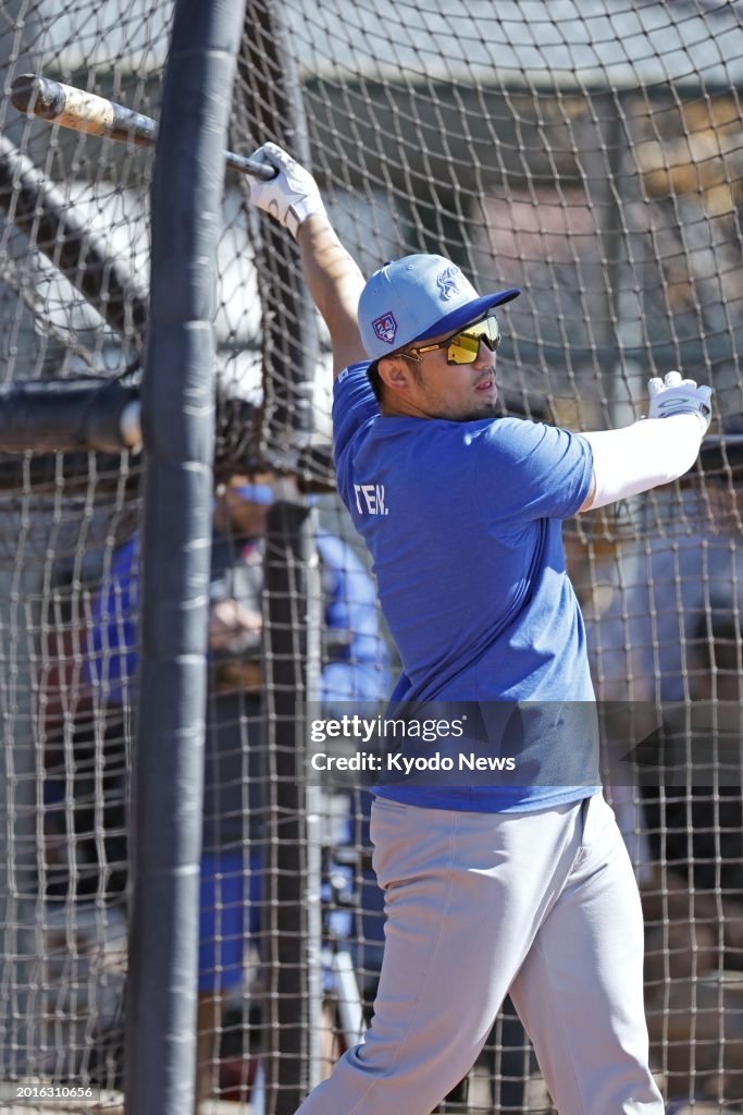 Mlb Spring Seiya Suzuki takes batting practice at spring training with the... News ...