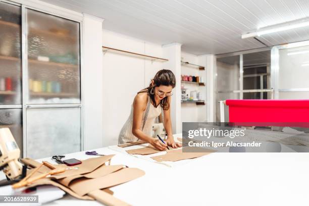 modestylistin zeichnet muster - schnittmuster stock-fotos und bilder