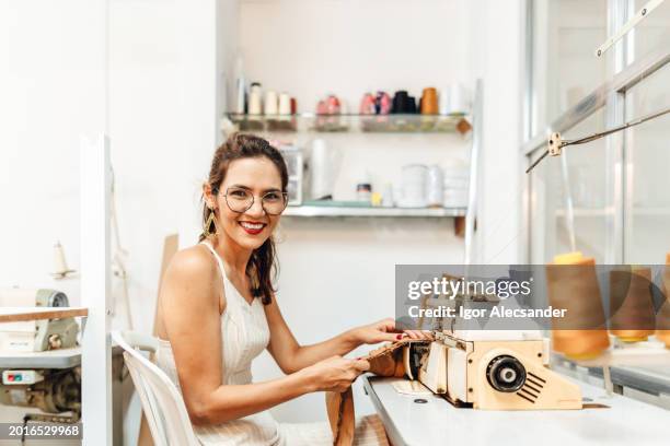 retrato de una costurera en el taller - estudio de diseño de modas fotografías e imágenes de stock