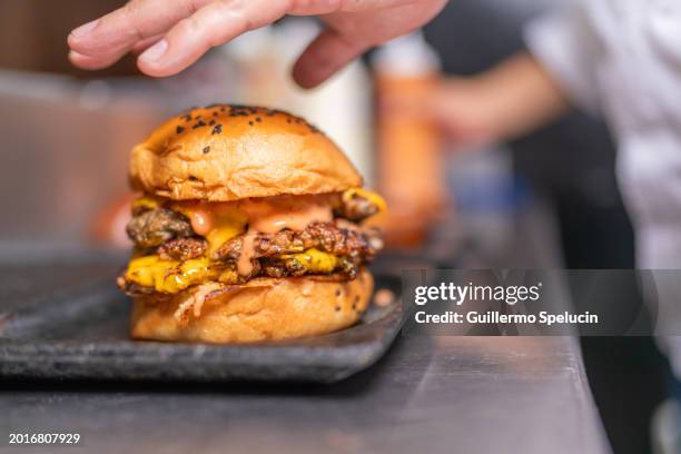 burger bun ready to eat - cheeseburger stock pictures, royalty-free photos & images
