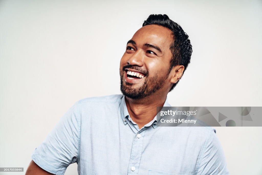 Retrato de estudio del hombre malayo sonriente feliz