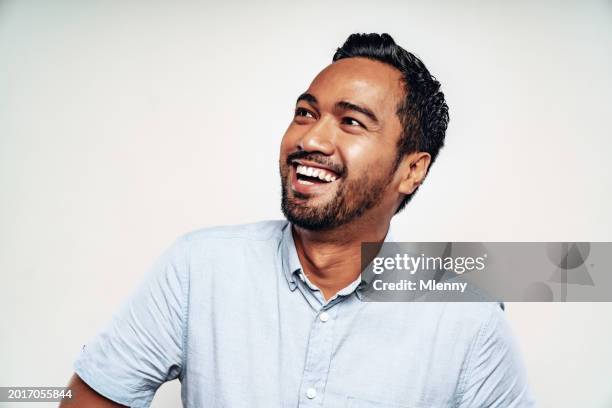 heureux sourire malaisien homme studio portrait - fond blanc photos et images de collection
