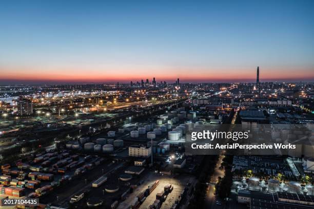 aerial view of industrial technology park at night - zona industrial imagens e fotografias de stock