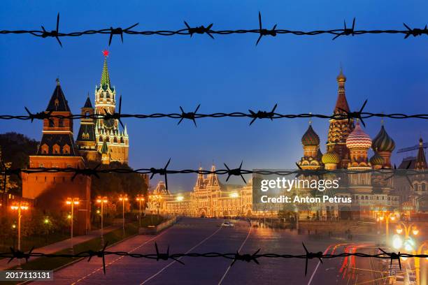 barbed wire on the background of kremlin, moscow - border free stock pictures, royalty-free photos & images