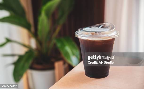 iced americano coffee. black coffee package for takeaway. cold beverage product. - americano photos et images de collection