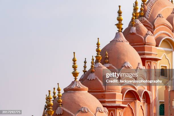 india, rajasthan, jaipur, hawa mahal, palace of the winds, stunning sunset scenery of nahargarh fort, historic mughal walls and palace - hawa mahal fotografías e imágenes de stock