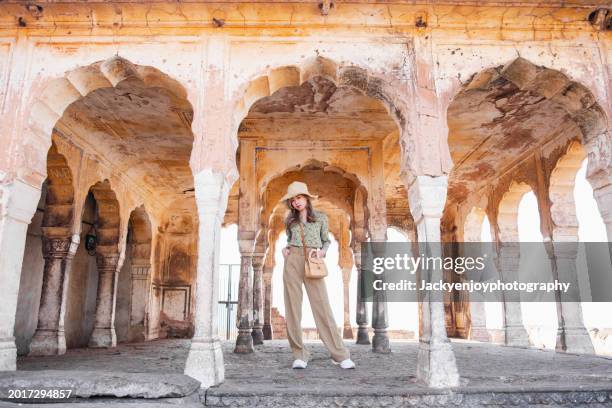 the baradhari pavilion in jaipur is situated at man singh palace square, and a young woman is standing in front of amber fort. - rambagh palace hotel stockfoto's en -beelden