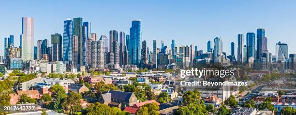 vista panorámica aérea del distrito financiero de melbourne con una impresionante arquitectura de rascacielos, desde el norte de melbourne - melbourne skyline fotografías e imágenes de stock