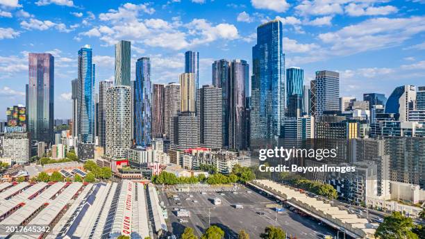 luftaufnahme melbourne cbd mit beeindruckender hochhausarchitektur, queen victoria markt im vordergrund - melbourne stock-fotos und bilder