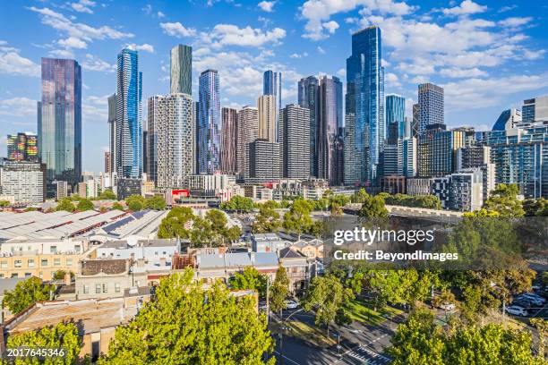 luftaufnahme melbourne cbd mit beeindruckender hochhausarchitektur, queen victoria markt und reihenhäusern - melbourne stock-fotos und bilder