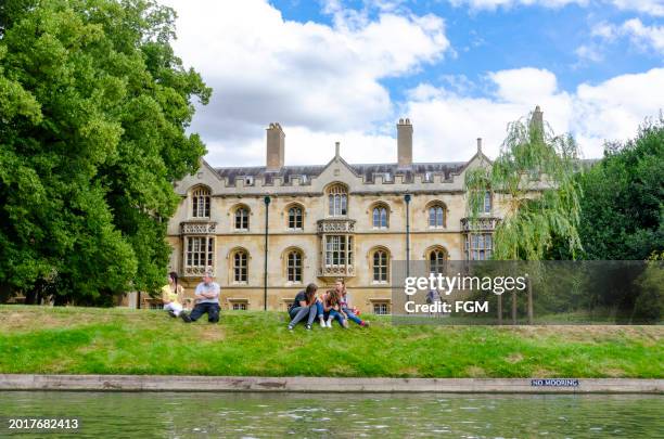 cambridge en un día de verano - universidad de cambridge fotografías e imágenes de stock