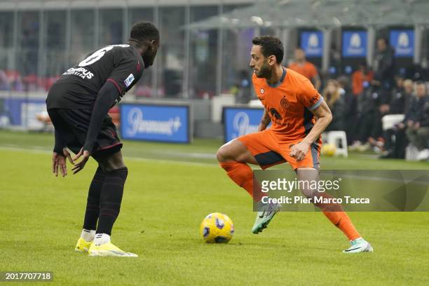 Junior Sambia of US Salernitana competes for the ball with Hakan Calhanoglu of FC Internazionale during the Serie A TIM match between FC...
