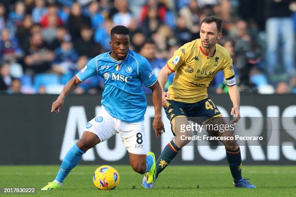 Hamed Traorè of SSC Napoli battles for possession with Milan Badelj of Genoa CFC during the Serie A TIM match between SSC Napoli and Genoa CFC -...