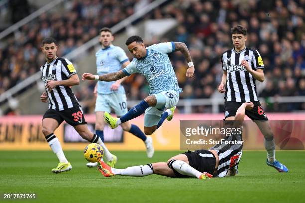 Justin Kluivert of AFC Bournemouth is challenged by Sven Botman of Newcastle United during the Premier League match between Newcastle United and AFC...
