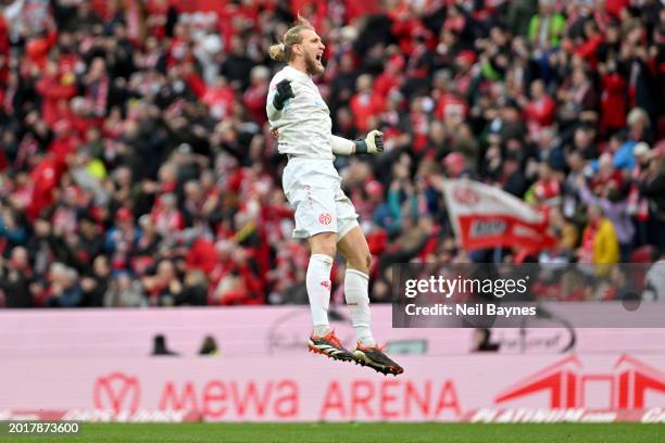 Robin Zentner of 1.FSV Mainz 05 celebrates after Sepp van den Berg of 1.FSV Mainz 05 scores his team's first goal during the Bundesliga match between...