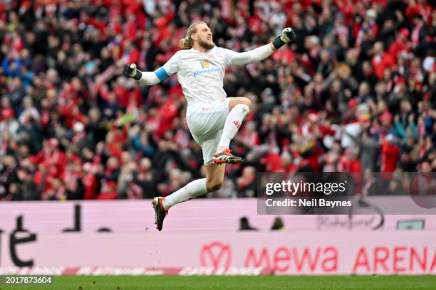 Robin Zentner of 1.FSV Mainz 05 celebrates after Sepp van den Berg of 1.FSV Mainz 05 scores his team's first goal during the Bundesliga match between...