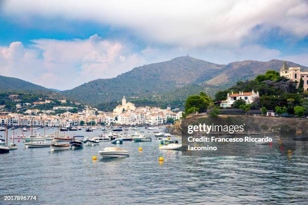 cadaques, gerona province, spain. sunny day with boat and coastline - francesco riccardo iacomino spain stock pictures, royalty-free photos & images