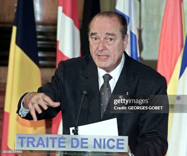 Le président de la République, Jacques Chirac, s'adresse aux délégations européennes, le 26 février 2001 à la préfecture de Nice, dans le cadre de la...