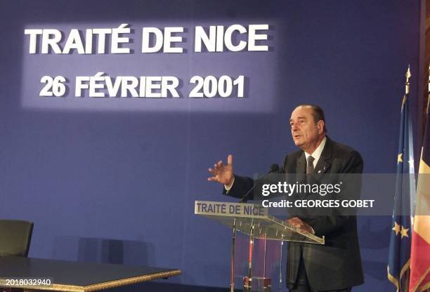 Le président de la République, Jacques Chirac, s'adresse aux délégations européennes, le 26 février 2001 à la préfecture de Nice, dans le cadre de la...