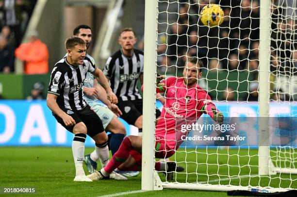Matt Ritchie of Newcastle United scores Newcastles second goal during the Premier League match between Newcastle United and AFC Bournemouth at St....