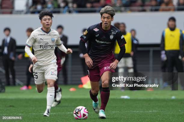 Yuya Osako of Vissel Kobe dribbles the ball during the FUJIFLIM SUPER CUP math between Vissel Kobe and Kawasaki Frontale at Japan National Stadium on...