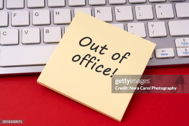 adhesive note with text out of office - gone fishing sign stockfoto's en -beelden