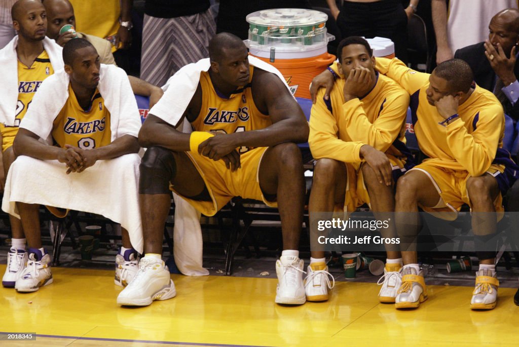 The Lakers bench 