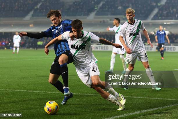 Mattia Viti of US Sassuolo competes for the ball with Aleksey Miranchuk of Atalanta BC during the Serie A TIM match between Atalanta BC and US...