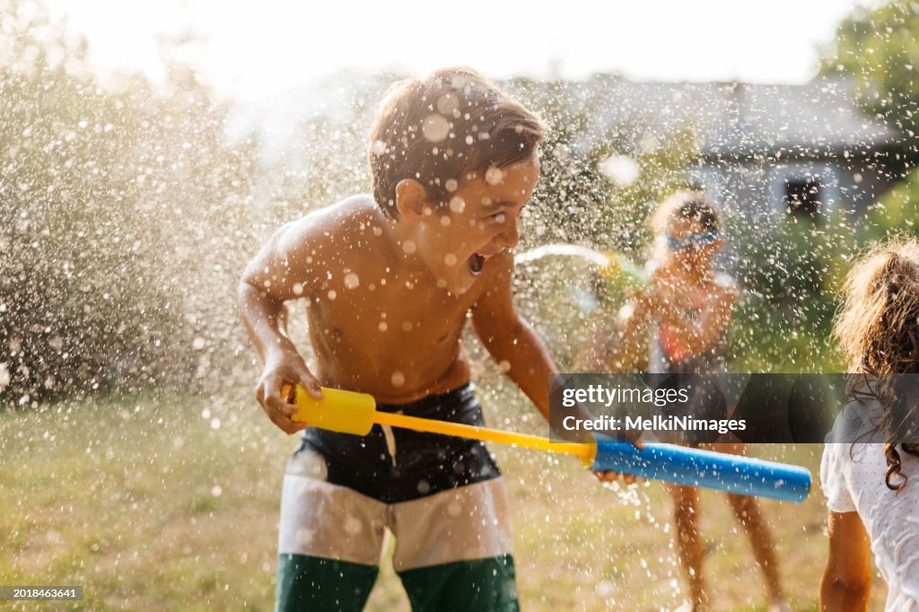 Wasserschlacht in unserem Hinterhof