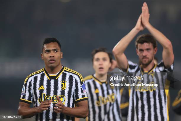 Alex Sandro and Daniele Rugani of Juventus applaud the fans following the final whistle of during the Serie A TIM match between Hellas Verona FC and...