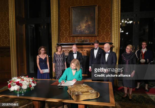 February 2024, Hamburg: Kaja Kallas, Prime Minister of the Republic of Estonia, signs the city's Golden Book before the traditional Matthiae meal of...