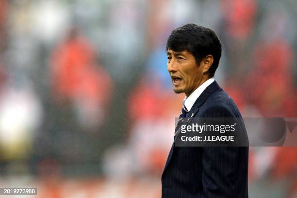 Head coach Akira Ito of Omiya Ardija looks on during the J.League J1 match between Omiya Ardija and Kashiwa Reysol at NACK5 Stadium Omiya on October...
