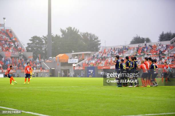 Mateus Castro of Omiya Ardija scores the team's first goal from a free kick during the J.League J1 match between Omiya Ardija and Kashiwa Reysol at...