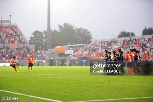 Mateus Castro of Omiya Ardija scores the team's first goal from a free kick during the J.League J1 match between Omiya Ardija and Kashiwa Reysol at...