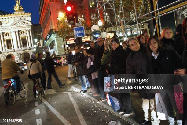 People wait for a taxi, 17 November 2007 in Paris, on the fourth day of the nationwide strike aimed at protesting against government plans to reform...