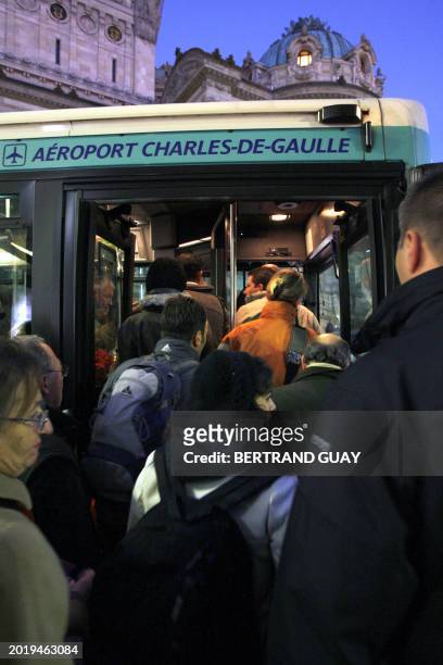 People get in a bus, 17 November 2007 in Paris, on the fourth day of the nationwide strike aimed at protesting against government plans to reform...