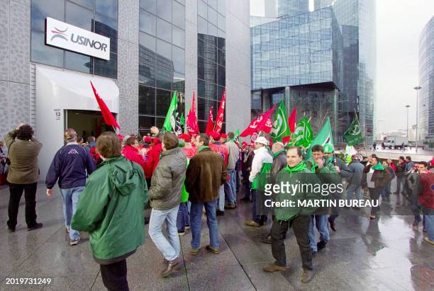 Des délégués des salariés des usines du bassin de Liège et de Charleroi, appartenant au groupe Usinor, arrivent devant le siège du groupe, le 13 mars...